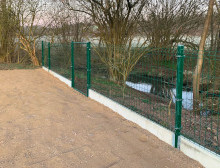 Montáž 3D zelených plotových panelů – Ledce Montáž 3D zelených plotových panelů – Ledce